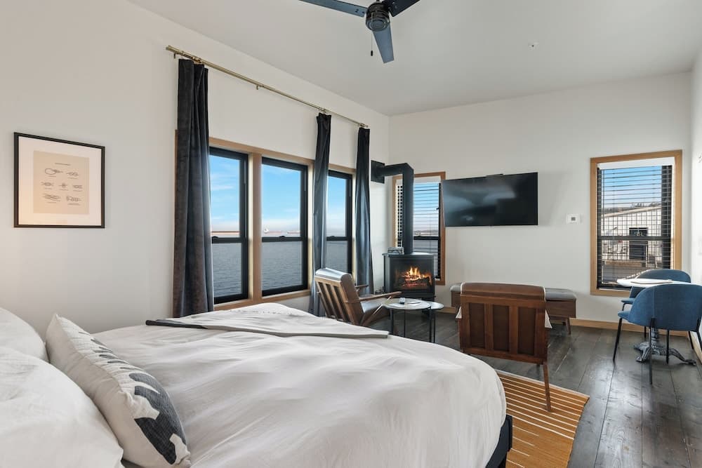 Bowline Hotel waterfront boutique property on the Columbia River in Astoria, Oregon