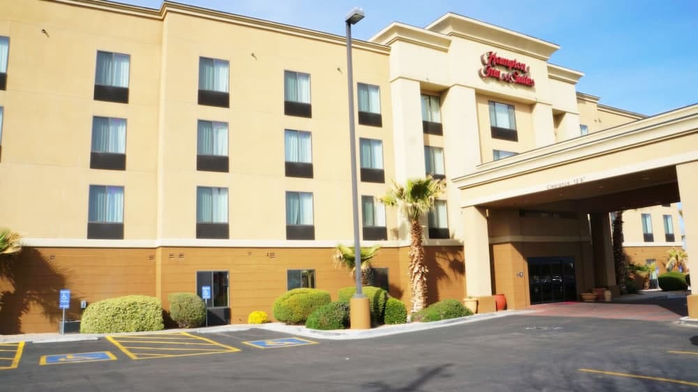 Hampton Inn & Suites Kingman Arizona exterior near Route 66 and I-40
